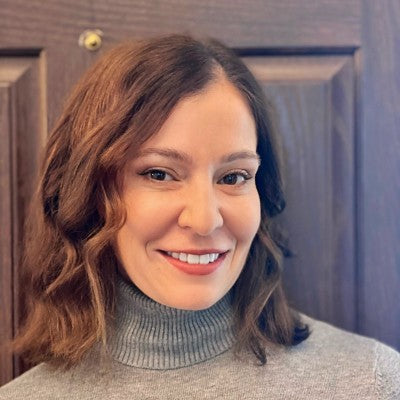 Lindsey Witmer standing in front of a brown door.